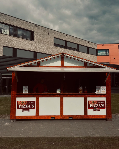 pastakraam en pizzakraam in een