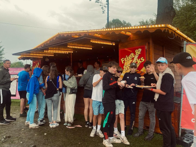 Houten frietkar op locatie