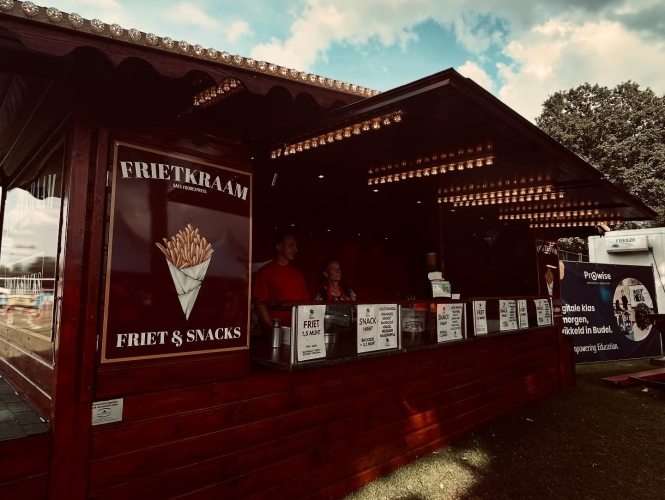 Houten patatkraam op locatie