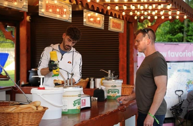 Duitse grillwagen met duitse specialiteiten