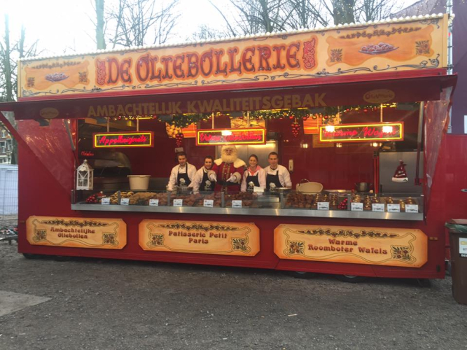 Oliebollenkraam met personeel